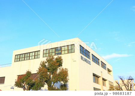 岩倉市、岩倉市立図書館の風景 岩倉市、岩倉市立図書館の風景 98683187