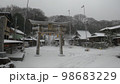 雪と鳥居 98683229