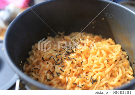 アウトドアで作るブルダック 98683281