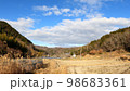 青空の広がる黒川の里山 98683361