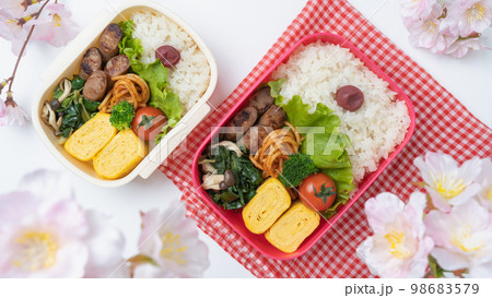 桜とお弁当・お花見イメージ 98683579