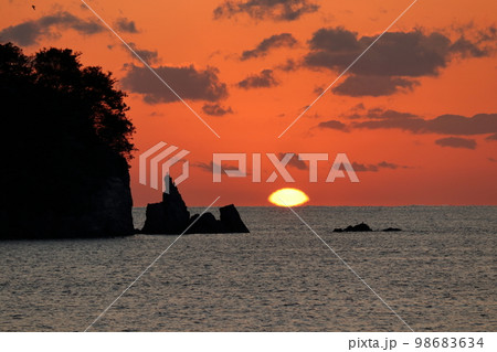 咸陽島と沈む太陽　（高知県　宿毛市　咸陽島公園） 98683634
