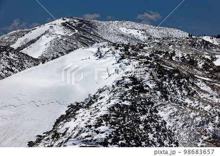 残雪の北アルプス・蝶ヶ岳を望む 98683657