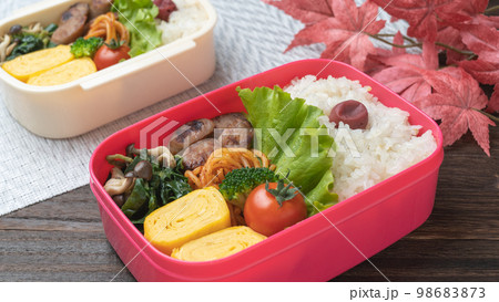 紅葉とお弁当 98683873