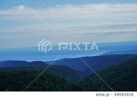 暑寒別岳からの北方面の海岸線 98684016