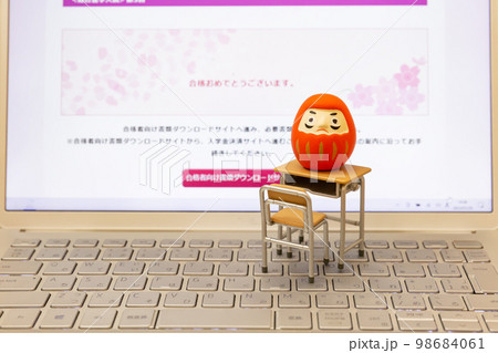 中学入試 高校入試のイメージ ダルマとモニター画面の合格通知 中学入試 高校入試のイメージ ダルマとモニター画面の合格通知 98684061