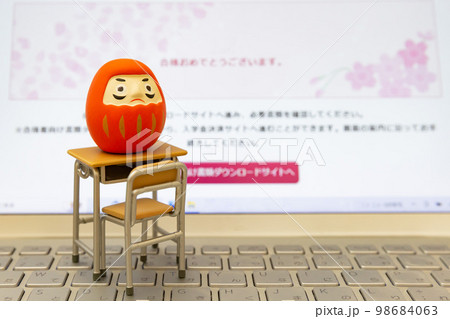 中学入試 高校入試のイメージ ダルマとモニター画面の合格通知 98684063