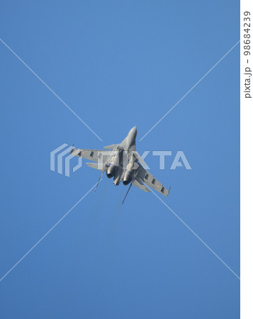 インド空軍スホーイSu-30MKI上昇 98684239