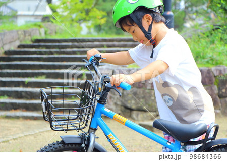 自転車に乗るこども 自転車に乗るこども 98684366