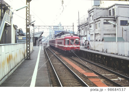 京急・地上の立会川駅と旧1000形普通列車（1012～1009）、1981年11月15日、KR 98684537