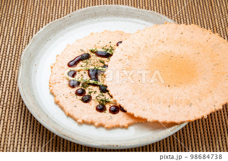 えびせんべいアレンジ。ソースとマヨネーズと青のりをのせてはさんでお好み焼き風。 98684738