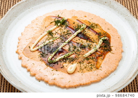 えびせんべいアレンジ。ソースとマヨネーズと青のりでお好み焼き風。 98684740