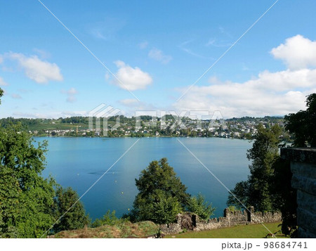 ラッパースヴィール城から見えるケンプラーテン　Kempratenの町並み　（スイス） 98684741