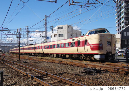 山陽本線 倉敷駅付近 特急やくも号国鉄色381系 98684772