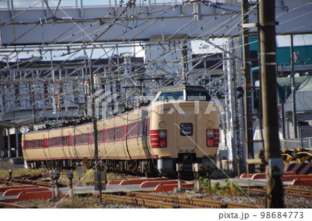 山陽本線 倉敷駅付近 特急やくも号国鉄色381系 98684773