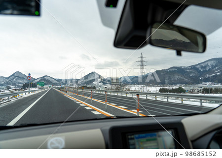 雪国の風景　除雪された高速道路と雪の積もった山 98685152