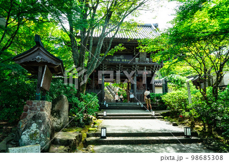 【中国三十三観音霊場】第十四番　【重伝建地区】宮島町　大聖院　緑に囲まれた仁王門　広島県廿日市市 98685308