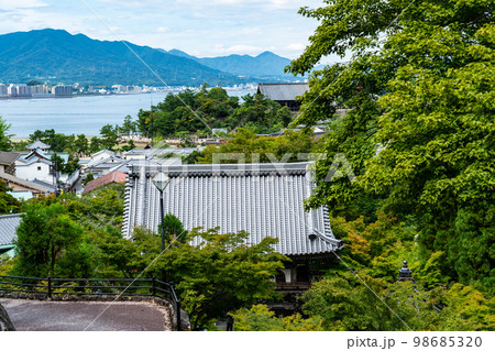 【中国三十三観音霊場】第十四番　摩尼殿から見た仁王門と宮島・廿日市市街の風景　広島県廿日市市 98685320