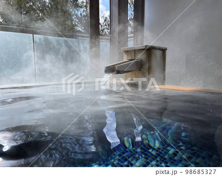 温泉の湯口 98685327