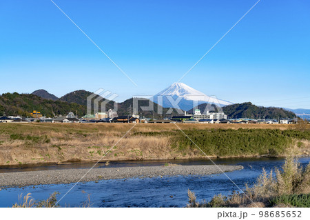 静岡県伊豆の国市から見た富士山 98685652