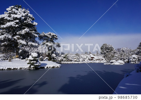 岡山県津山市にある回遊式日本庭園「衆楽園」：雪景色 98685730