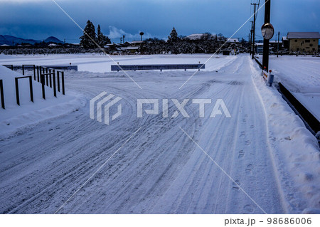 雪の積もった道路 雪の積もった道路 98686006