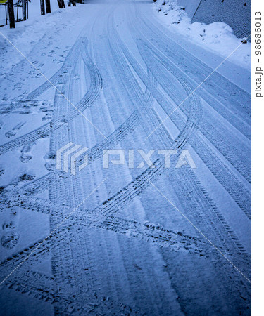 雪の積もった道路 雪の積もった道路 98686013