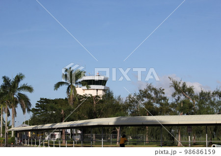 南国の地方空港のヤシの木（フィリピン、バコロドシライ空港）の写真素材 [98686159] PIXTA