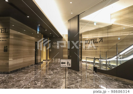 HOTELヴィラフォンテーヌと泉天空の湯の2Fエレベーターホール 98686314