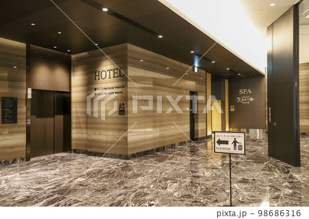 HOTELヴィラフォンテーヌと泉天空の湯の2Fエレベーターホール 98686316