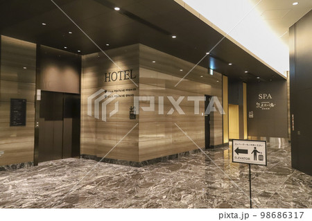 HOTELヴィラフォンテーヌと泉天空の湯の2Fエレベーターホール 98686317