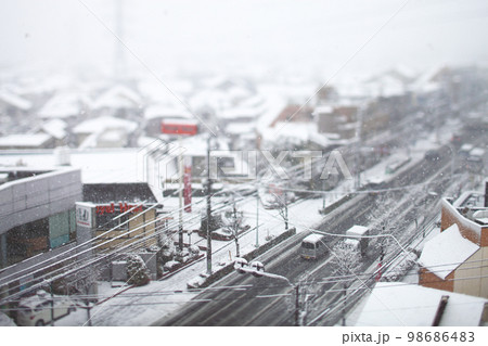 東京の雪景色　雪の中の杉並区 井之頭通り アオリレンズにて撮影 98686483
