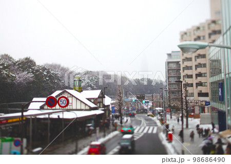 今は無い原宿駅前の歩道橋より旧原宿駅をアオリレンズにて撮影、雪をかぶった原宿駅原宿 今は無い原宿駅前の歩道橋より旧原宿駅をアオリレンズにて撮影、雪をかぶった原宿駅原宿 98686490