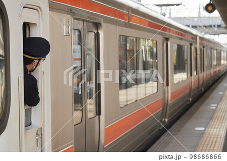 朝の稲沢駅のJRローカル線の通勤電車の様子 98686866