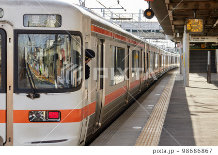 朝の稲沢駅のJRローカル線の通勤電車の様子 朝の稲沢駅のJRローカル線の通勤電車の様子 98686867