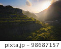 空撮 鳥瞰図 山背景 98687157