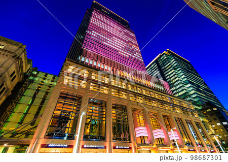 東京　日本橋室町の都市風景　日本橋三井タワーの夜景 98687301