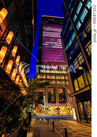 東京 日本橋室町の都市風景 日本橋三井タワーの夜景 東京 日本橋室町の都市風景 日本橋三井タワーの夜景 98687302