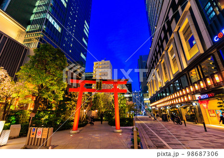 東京 日本橋室町の都市風景 福徳神社と桜 東京 日本橋室町の都市風景 福徳神社と桜 98687306
