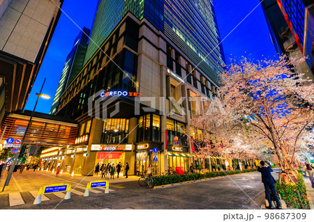 東京 日本橋室町の都市風景 コレド室町と満開の桜 東京 日本橋室町の都市風景 コレド室町と満開の桜 98687309