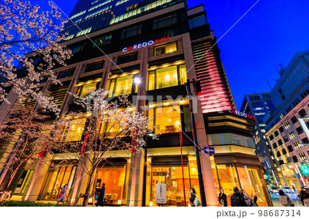 東京 日本橋室町の都市風景 コレド室町と満開の桜 東京 日本橋室町の都市風景 コレド室町と満開の桜 98687314