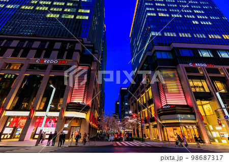 東京　日本橋室町の都市風景　コレド室町と満開の桜 98687317