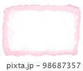 不揃いに切り抜いた紙の素材　ピンク色と白いコピースペース 98687357