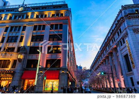 東京　日本橋室町の都市風景　日本橋三越本店と満開の桜 98687369