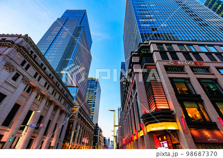 東京　日本橋室町の都市風景　日本橋三井タワーとコレド室町 98687370