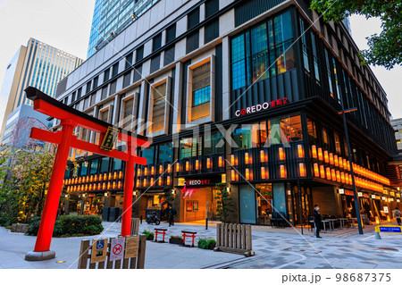 東京　日本橋室町の都市風景　福徳神社と桜 98687375