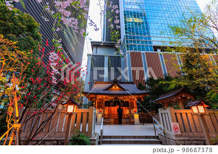 東京 日本橋室町の都市風景 福徳神社と桜 東京 日本橋室町の都市風景 福徳神社と桜 98687378
