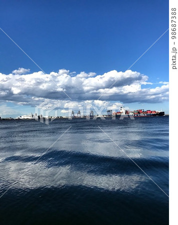 羽田冲港湾風景とコンテナ船 羽田冲港湾風景とコンテナ船 98687388