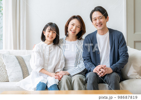 家族　ファミリー　リビング　ソファー 98687819