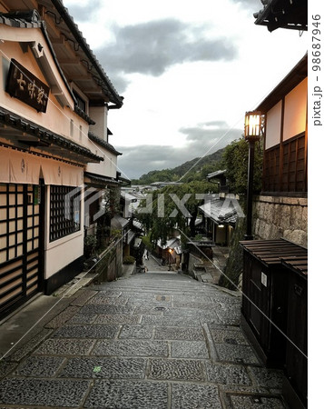 雨の産寧坂 98687946